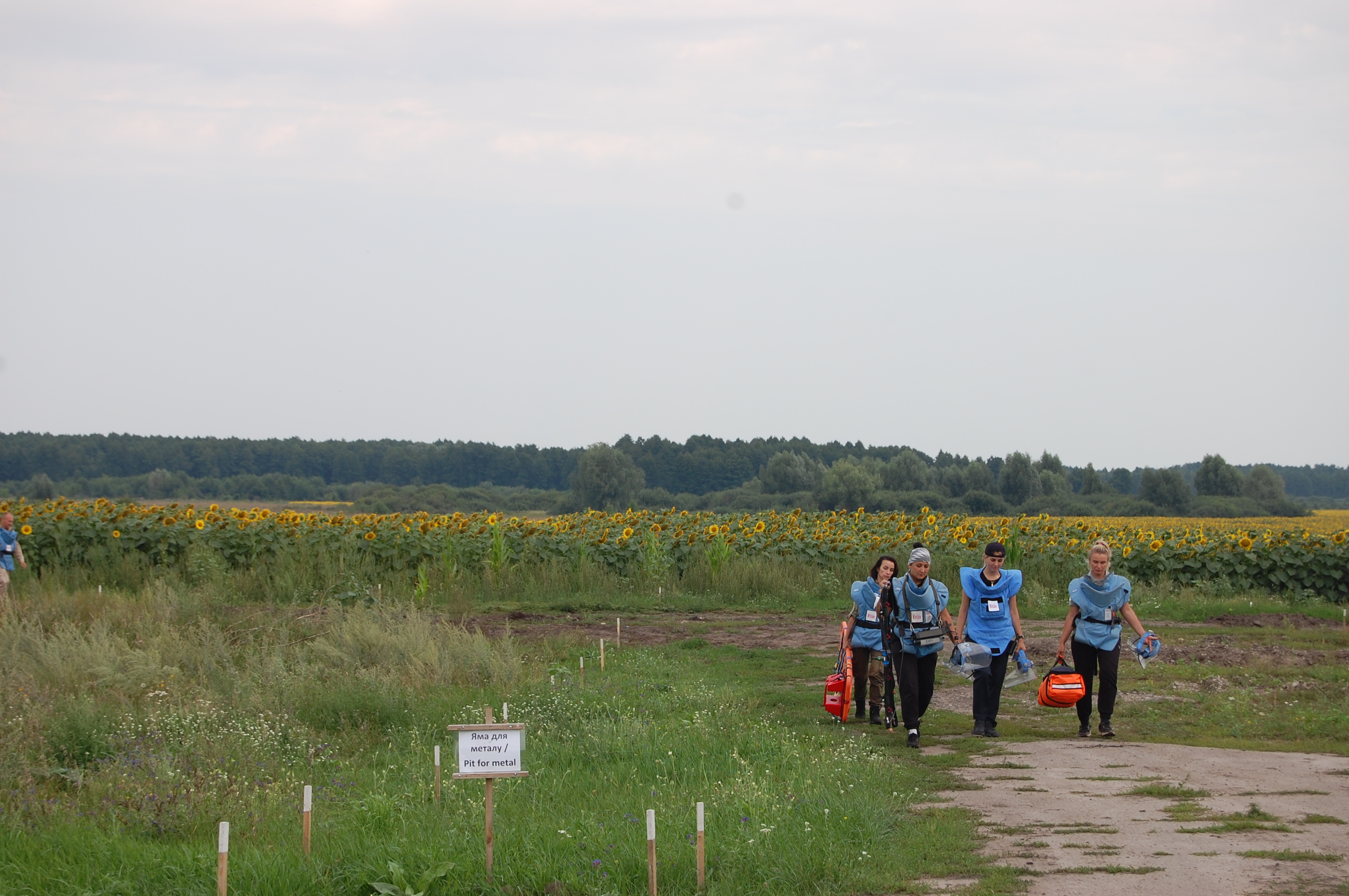 DRC demining teams return to base in Ichnia.