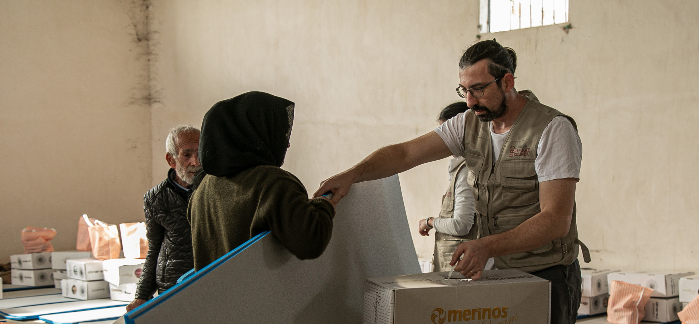 DRC staff member is delivering mattresses and blankets to one of the people affected by the earthquake in Hatay. DRC Türkiye team started with Non-food items distributions in February 2023 after the earthquake displaced more than 2.6 million people.