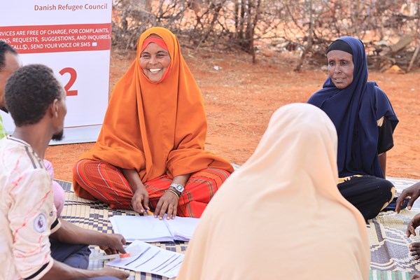With a warm smile, Suban leads an interactive session with community members, fostering trust and raising awareness on protection issues in Baarka IDP camp. Photo: Mahad Mohamed Ali | DRC Somalia