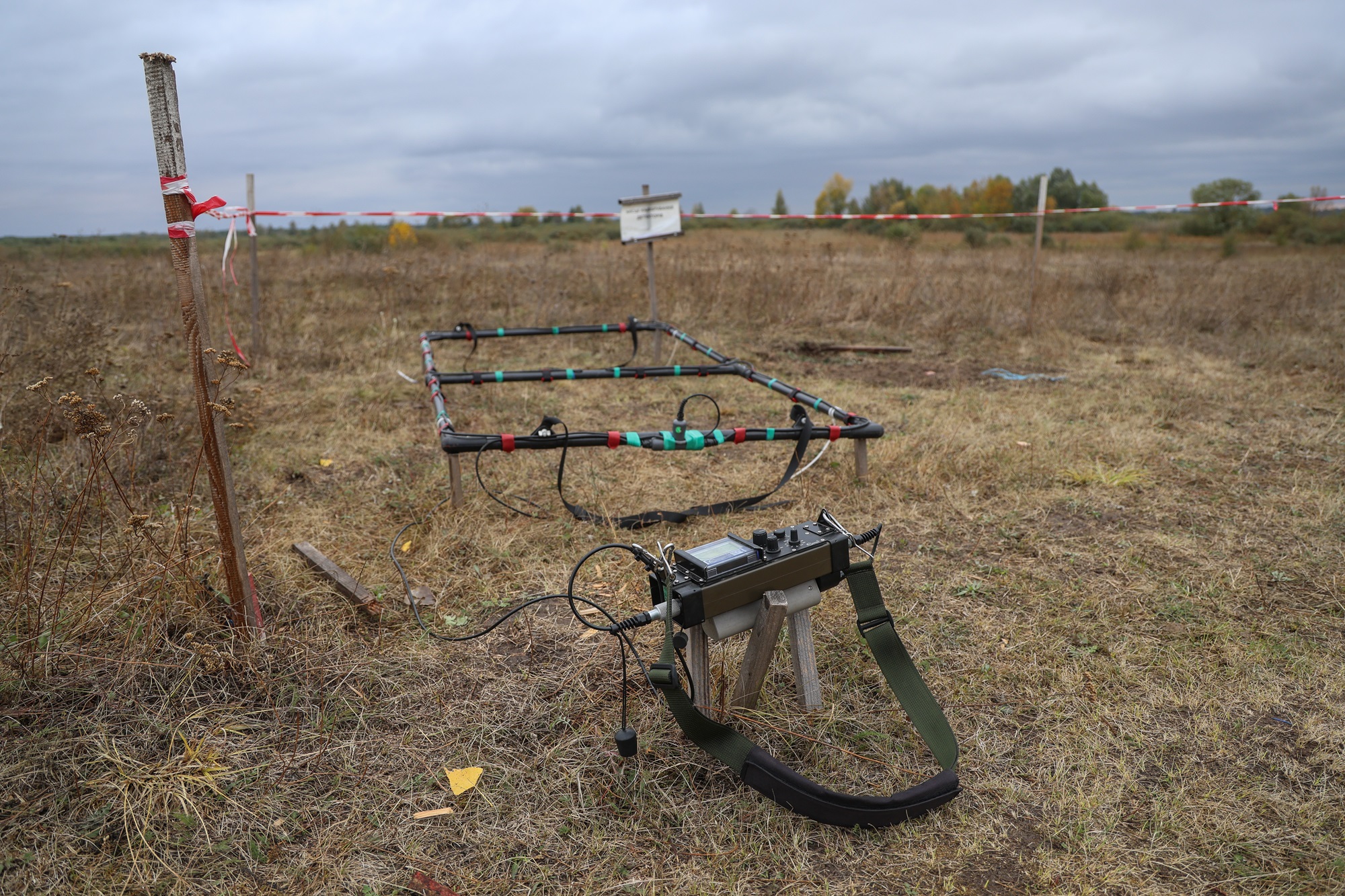 A Large Loop Detector (LLD) is set up in a marked field for demining operations.© DRC Ukraine, Dorohynka, Chernihiv Oblast, October 2024, Oleksandr Ratushniak