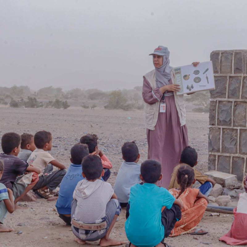Buthaina conducts an EORE session for the children in one of the villages in Mocha district, Taiz governorate. Helmi Marei